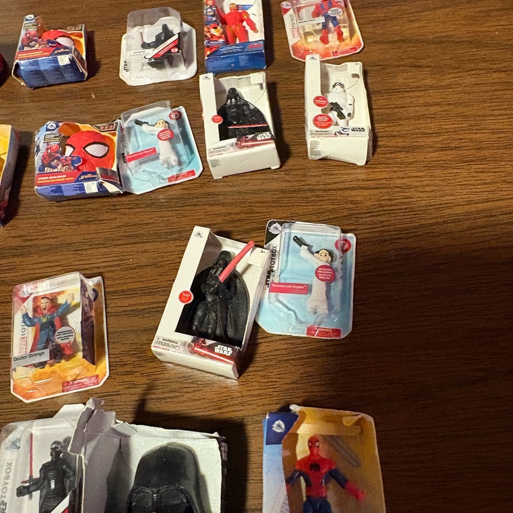 40 mini brands, consisting of Star Wars and Spider-Man, etc.
